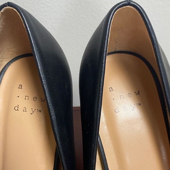 A New Day Classic Black Heels - Picture 2 of 8